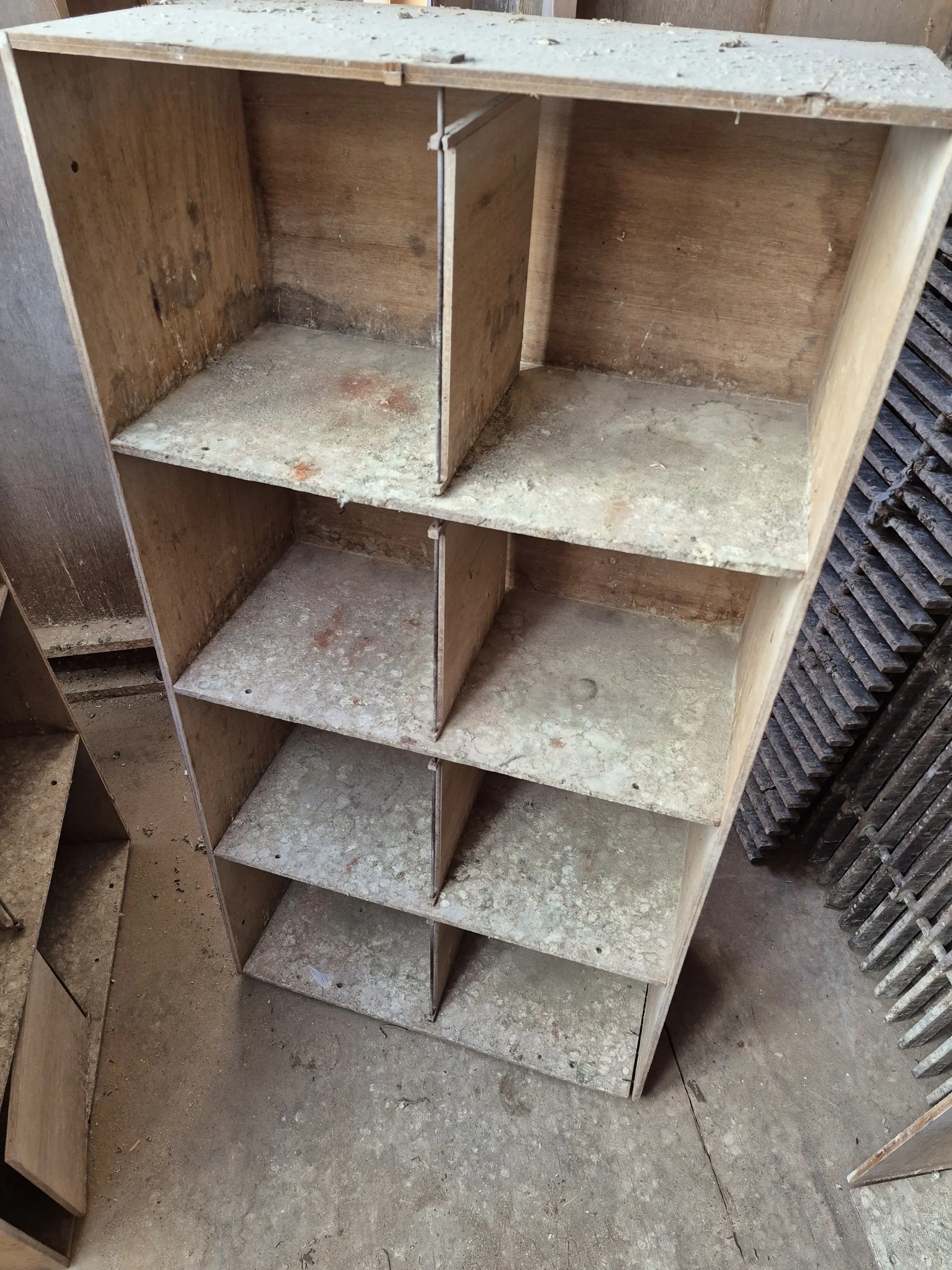 Duivenbakken en houten roosters