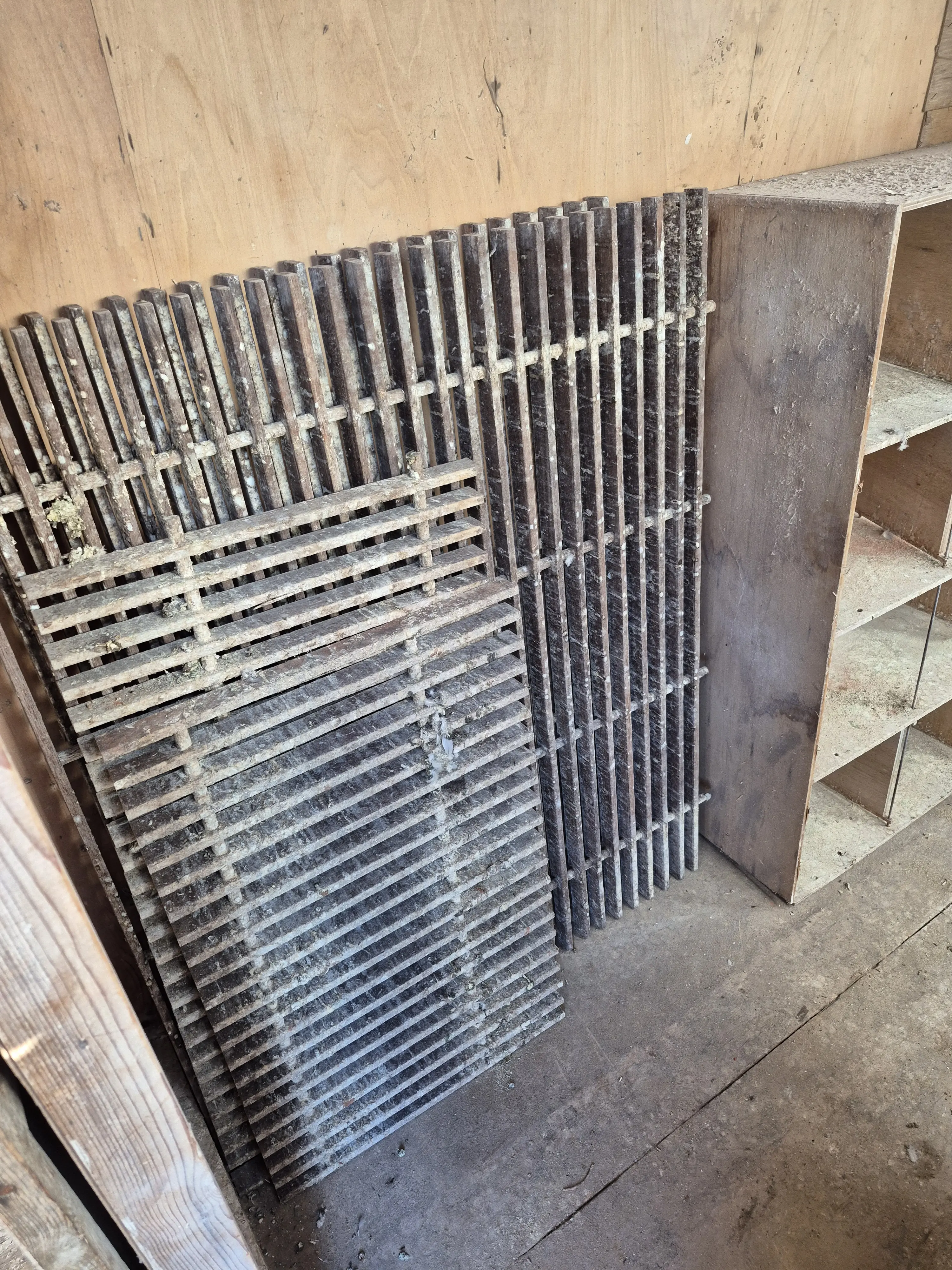 Duivenbakken en houten roosters