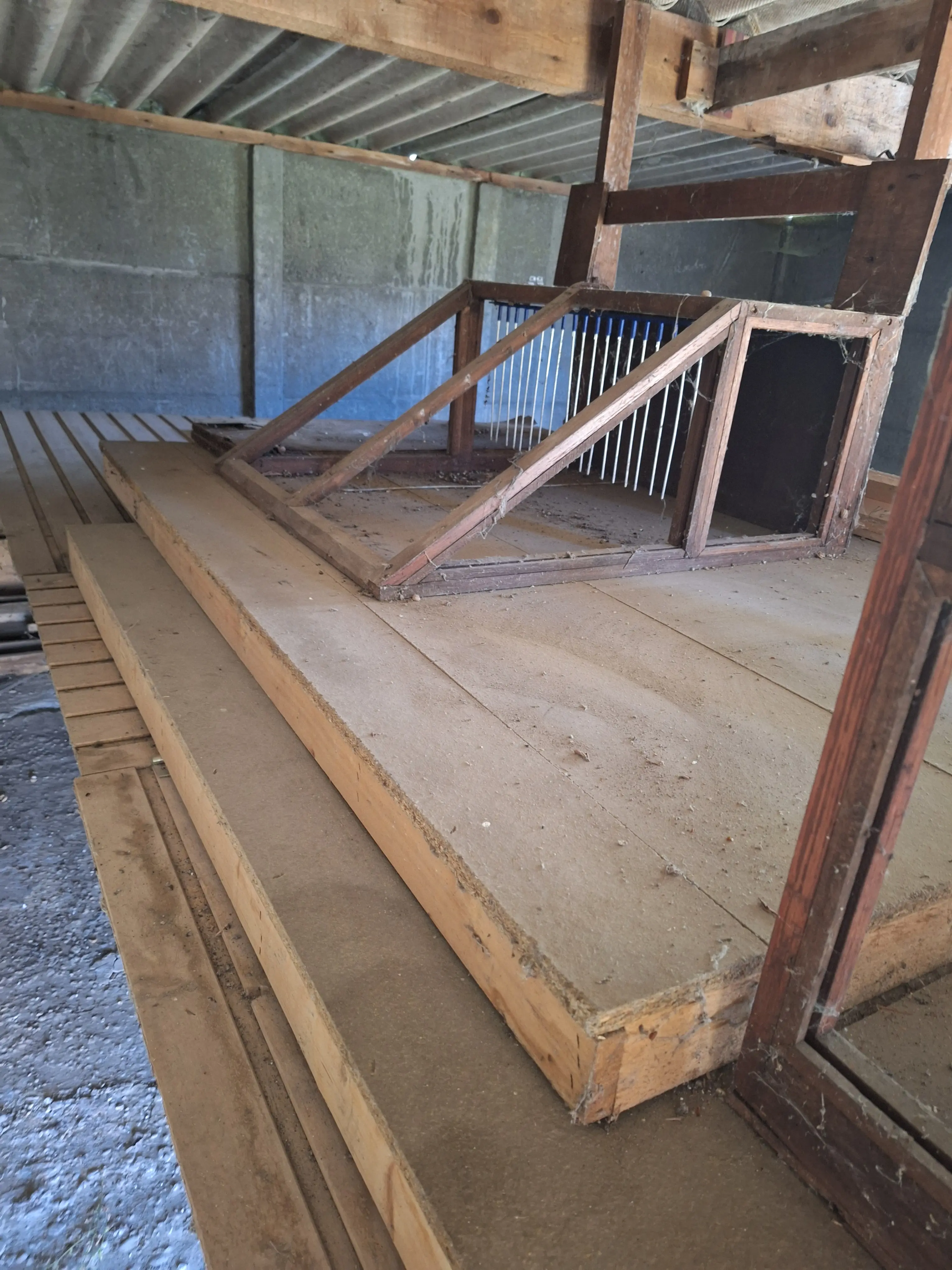 Duivenhok 5 m x 2 m   niet gebruikt nog in panelen 